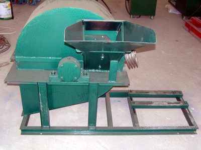 食用菌与木材锯末粉碎机 多功能粉碎设备选购指南及郑州中远机械介绍